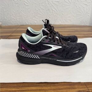 Brooks Women's Shoes in Black and Purple